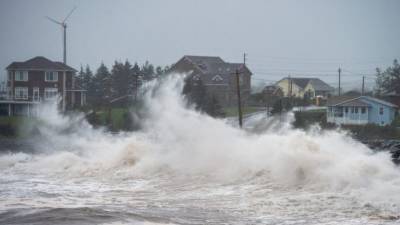 Ураган «Тедди» ударил по восточному побережью Канады