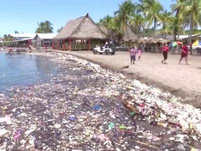 Массивное мусорное «цунами» обрушилось на пляжи Гондураса