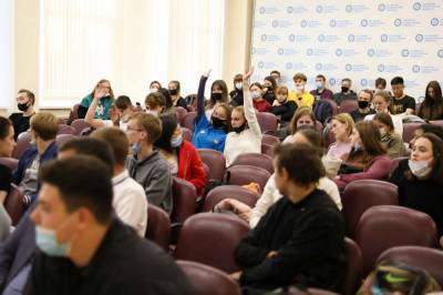 Сахалинским студентам рассказали о проектах для молодежи