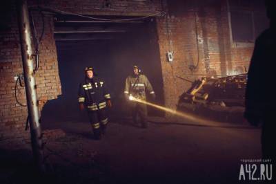 Более 20 сотрудников МЧС тушили пожар на складе в Кемерове