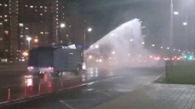 Преследующий автомобиль в Минске водомет сняли на видео