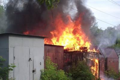 В Ивановской области 14 человек тушили огонь, охвативший хозпостройки