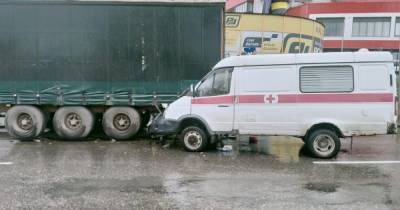 Фельдшер пострадала в столкновении скорой с грузовиком в Новосибирске