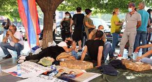 Участники голодовки в Ереване объяснили свое стремление в Россию