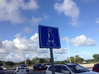 В Госдуме предложили выделять на парковках места для беременных