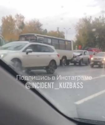 В Кемерове Land Cruiser протаранил маршрутку с пассажирами, пострадал ребёнок