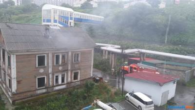 Холмчане просят снести дом, который постоянно горит