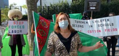 Туркменские активисты устроили акцию протеста перед зданием ООН в Нью-Йорке