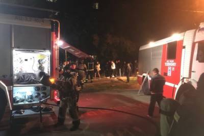 В Орске спасатели эвакуировали людей из горящего дома
