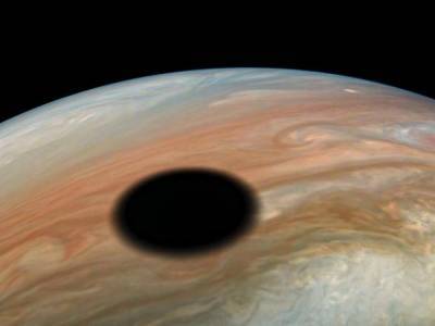 Космический аппарат сделал удивительный кадр солнечного затмения на Юпитере