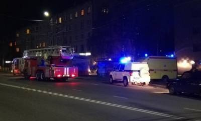 В Петрозаводске пожарные сняли мужчину с балкона горящего дома