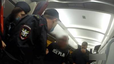 Пьяный дебошир на рейсе из Симферополя обещал зарезать пассажиров (ВИДЕО)