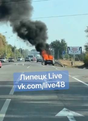 На трассе под Липецком загорелся автомобиль (видео)