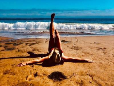 38-летняя Бритни Спирс в красном бикини озадачила подписчиков пляжным фото