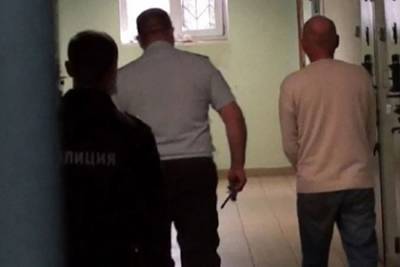 ОМОН задержал подозреваемого в насилии над школьницами россиянина