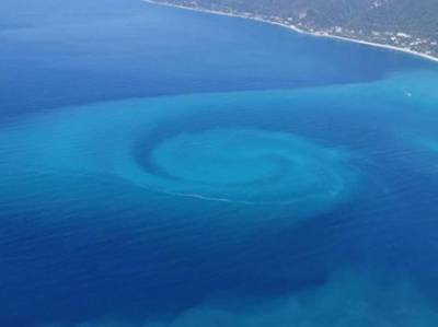 Фото дня: в Черном море появился огромный «глаз дракона»