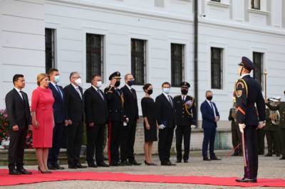 Офис президента показал, как Чапутова встречала Зеленского в Братиславе