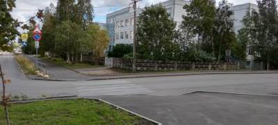 Пешеходный переход стерли у школы в Петрозаводске по предписанию ГИБДД