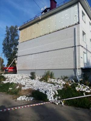 СК в Тверской области выясняет обстоятельства обрушения облицовки стены жилого дома