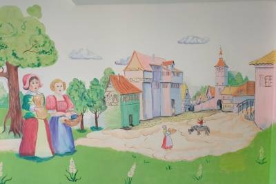 Одну из школ Тверской области украсили сказочными рисунками