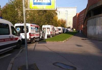 У Покровской больницы заметили очередь из машин скорой помощи (фото)