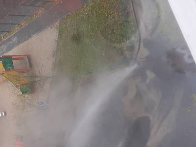 В Тюмени во дворе дома из-под асфальта забил фонтан кипятка высотой в четыре этажа