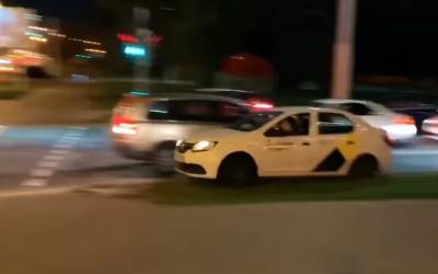 В Беларуси таксист спас от ОМОНа протестующего: видео смелого поступка