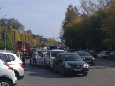 Четыре автомобиля столкнулись в Твери, на месте работают спасатели