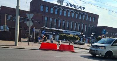 В Калининграде закрылась парковка у ТЦ "Эпицентр"