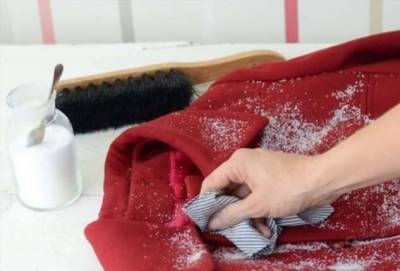 Ключевые советы, как почистить разные виды пальто без похода в химчистку