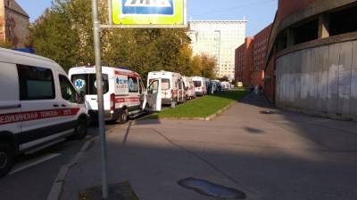 В комздраве Петербурга объяснили скопление машин скорой помощи у Покровской больницы