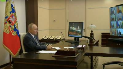 Путин проводит видеоконференцию с избранными главами субъектов РФ