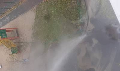 В Восточном микрорайоне Тюмени забил фонтан горячей воды