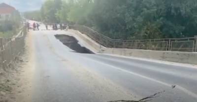 В Дагестане обрушился автодорожный мост (видео)
