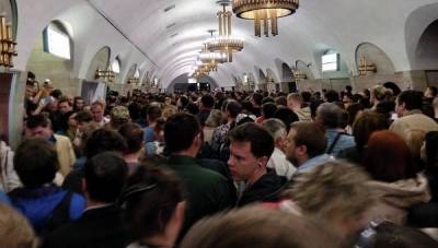 Киевское метро в три раза "обгоняет" европейское по перегруженности: "На одну станцию почти..."