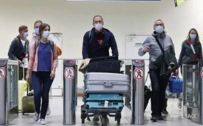 В столичном аэропорту с рейса сняли пассажиров, которые отказались надеть защитные маски