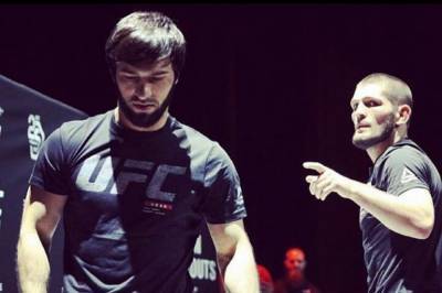Чемпион UFC Нурмагомедов будет секундантом Тухугова на турнире в Абу-Даби
