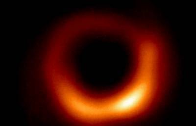 Астрономы обнаружили мерцающую тень сверхмассивной чёрной дыры