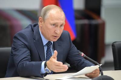 Путин попросил губернатора Ленинградской области контролировать исполнение закона о соцгарантиях