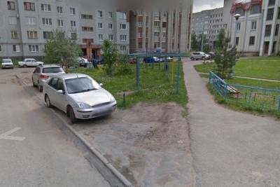 Опасные элементы аварийной детской площадки демонтируют в Пскове