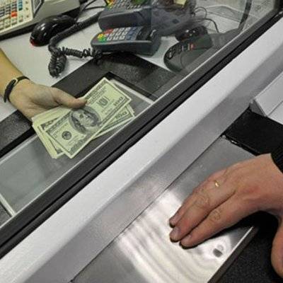 Официальный курс доллара составил 77 рублей и 17 копеек