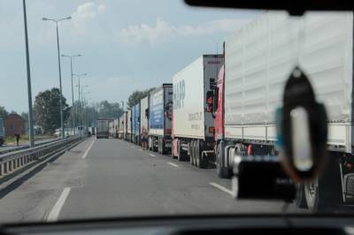 На западной границе Украины стали в очередях сотни грузовиков