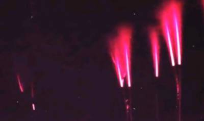 На Урале сняли на видео бьющие вверх гигантские красные молнии