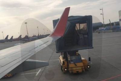 В Шереметьево самолет «Аэрофлота» из Тюмени столкнулся на взлетной полосе с трапом