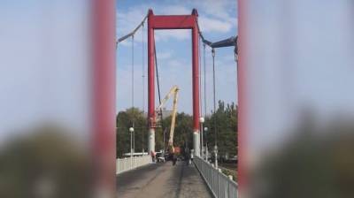В Пензе подвесной мост начал менять цвет