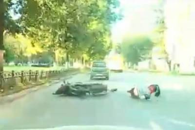 В Ярославле автомобилист эффектно «вырубил» девушку на мотоцикле