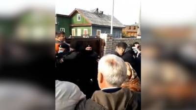В Архангельске произошла стычка приставов и протестантов из-за сноса молельного дома