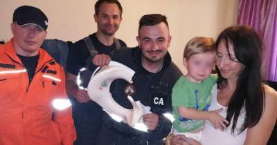 Спасатели освободили застрявшего в круге для унитаза малыша в Москве
