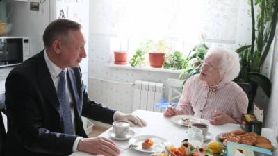 Губернатор поздравил петербурженку со 100-летним юбилеем