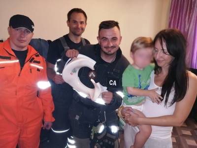 В Южном Бутово спасатели помогли ребенку вытащить голову из сиденья для унитаза